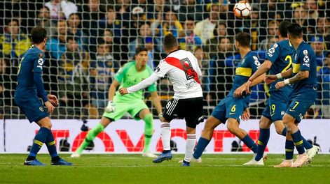 Juan Quintero of Argentinas River Plate, 8, scores his sides second goal against Argentinas Boca Juniors during extra time of the Copa Libertadores final soccer match at the Santiago Bernabeu stadium in Madrid, Spain, Sunday, Dec. 9, 2018. (AP Photo/Andrea Comas)