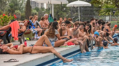 El calor agobiante hizo que los mendocinos buscaran refugio en piletas de clubes. Foto: Los Andes