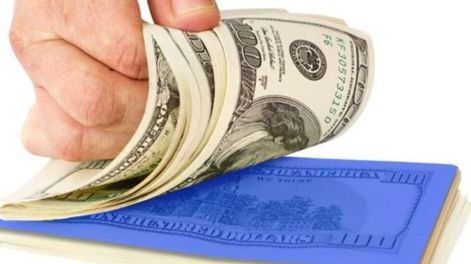 Dólar turista: con el recargo del 30% esperan que se recaliente el blue