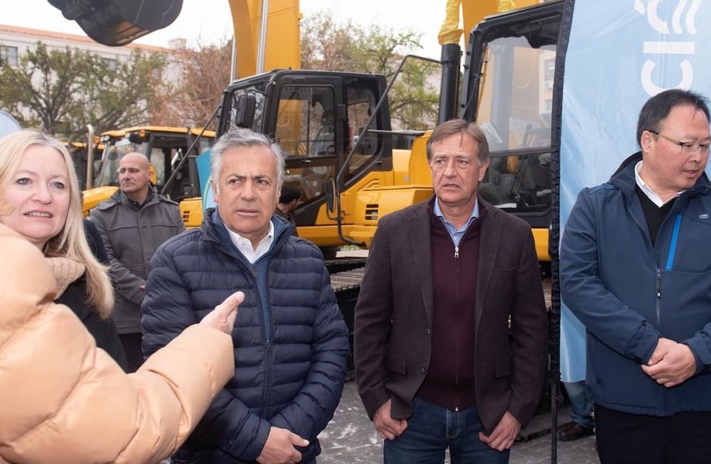 Rodolfo Suárez, Alfredo Cornejo y Hebe Casado escuchan al Superintendente de Irrigación, Sergio Marinelli. Foto: Prensa Mendoza