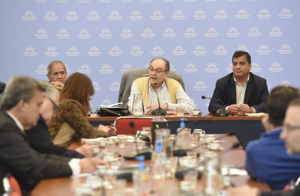 Carlos Heller al encabezar la reunión de la Comisión de Presupuesto