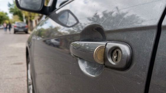 Este tipo de trampas es recurrente cuando el auto se encuentra estacionado.