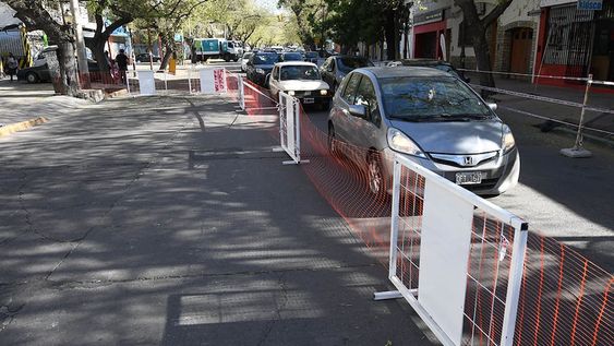 Calle San Juan, a la altura de Rondeau, estuvo en obras en 2021. Ahora Aysam renovará el colector cloacal que va debajo del pavimento entre Morón y Córdoba. Estiman 18 meses de ejecución.