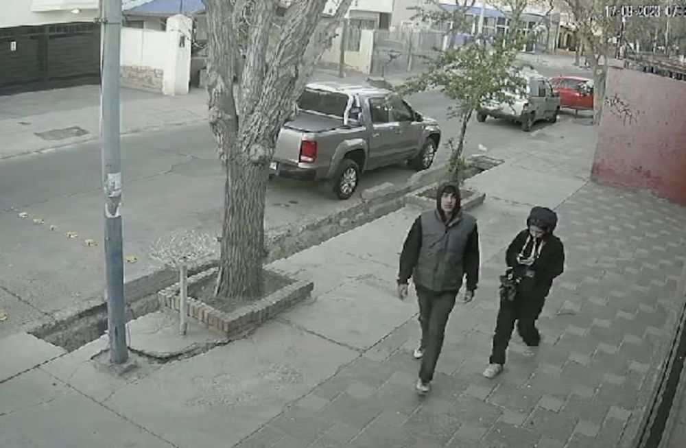 Una camara de seguridad de barrio Barraquero de Godoy Cruz registró unos merodeadores.