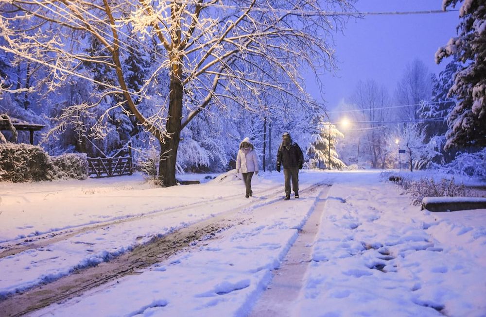 Dos mendocinos salieron a disfrutar de los paisajes nevados en Potrerillos, cuyas calles estaban cubiertas. Foto: Mariana Villa / Los Andes