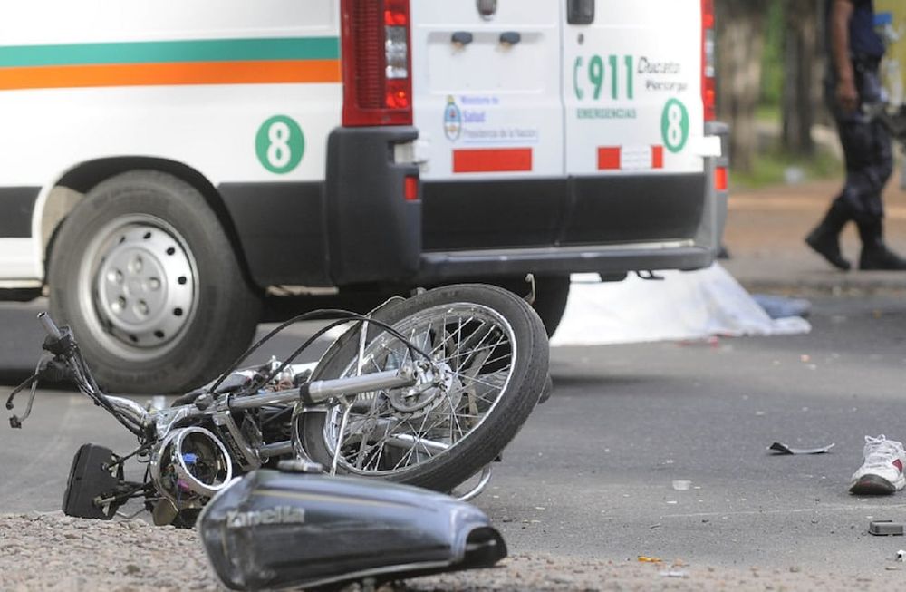 Iba a contramano por el Acceso Este, chocó de frente y murió