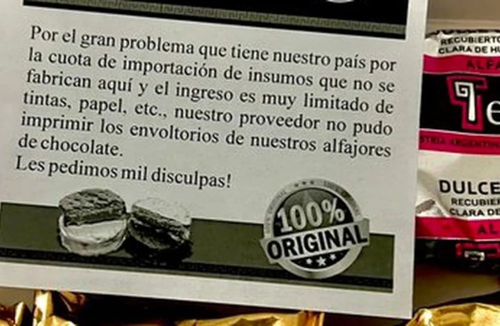 El mensaje dentro de la caja y los alfajores sin envoltorio. Foto: Web