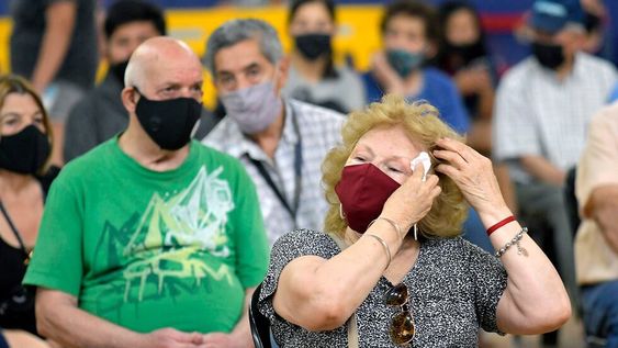 Muchas personas fueron por la tercera dosis en los centros de vacunación. El calor no los privó de cumplir con su cometido, como en el Estadio Ribosqui, en Maipú / Foto: Orlando Pelichotti