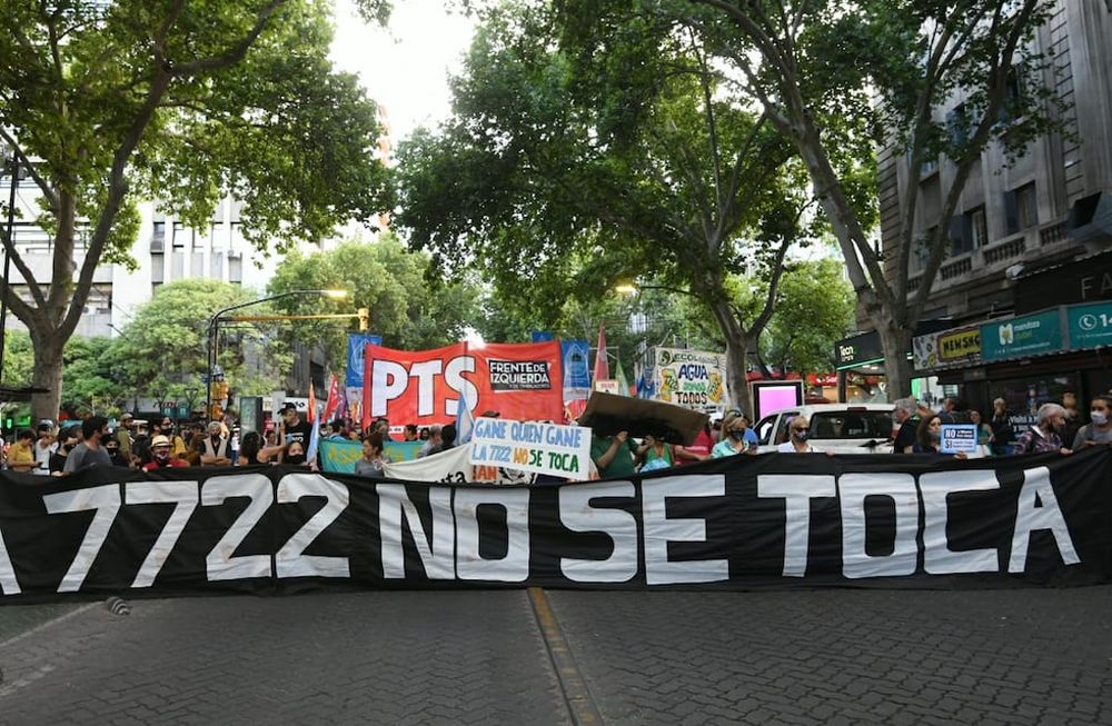 Las distintas asambleas se reunieron en Peatonal y San Martín de Ciudad para pedir por la constitucionalidad completa de la 7722. Marcelo Rolland / Los Andes