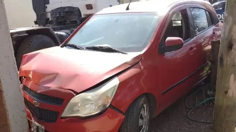 Los Andes | Uno de los autos chocados por el ladrón condendo.