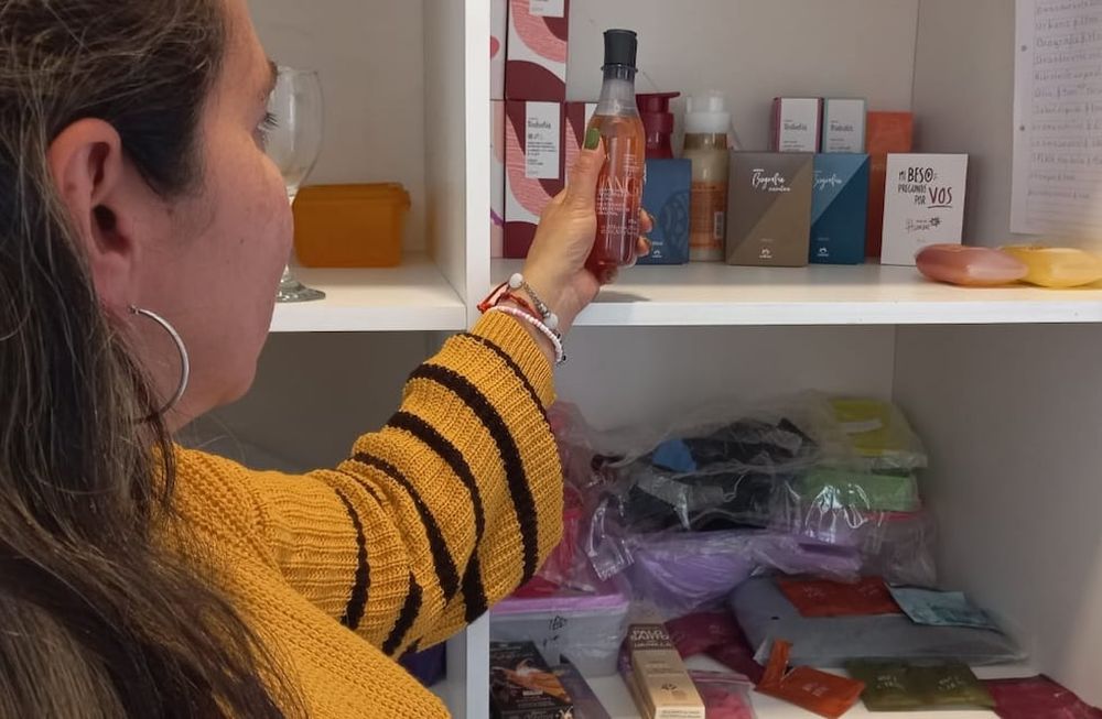 Elizabeth prefiere mantener un stock propio para crear la necesidad en sus clientas y estar lista para posibles pedidos