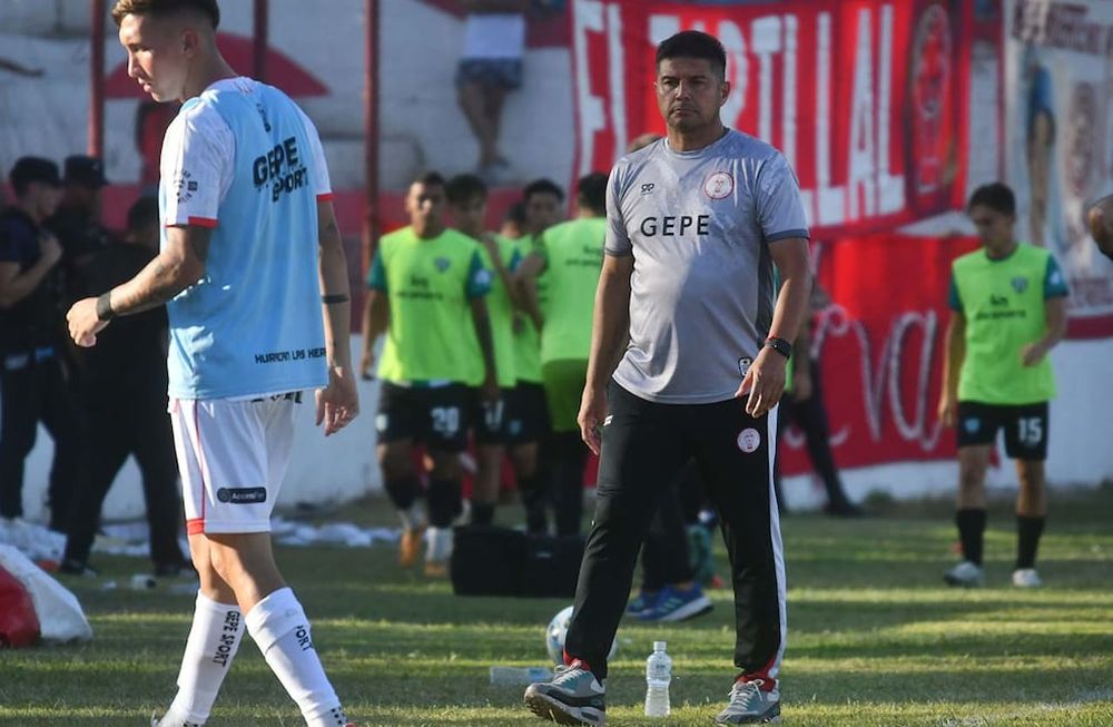 El Globo, bajo la conducción del Cachorro Abaurre, comenzó el torneo Federal A con un gran triunfo frente a Estudiantes de San Luis. José Gutiérrez / Los Andes
