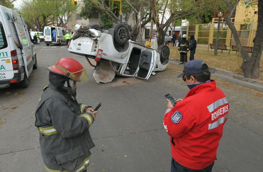 Dos heridos en accidente vial, en Quita sección de Ciudad. Una camioneta Ranger volcó tras chocar con un auto Renoult. Foto: Ignacio Blanco / Los Andes