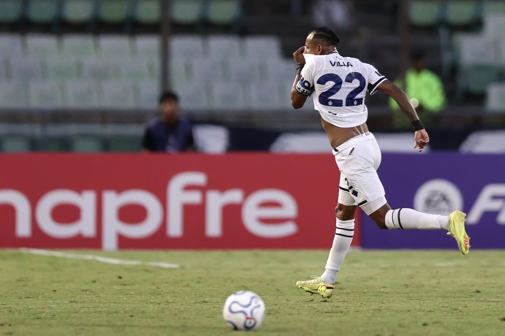 El delantero colombiano Sebastián Villa anotó un golazo tras una magistral asistencia de Matías Fernández.
