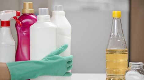 Los desinfectantes y sanitizantes nunca deben mezclarse como productos de limpieza porque pueden generar sustancias peligrosas para la salud.