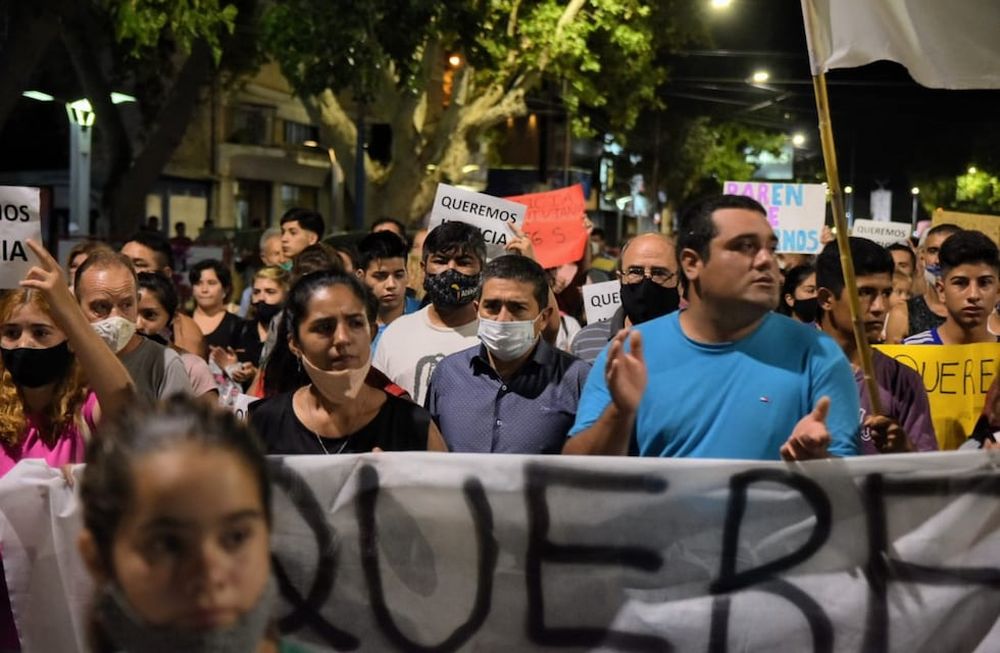 Marcha. Detrás de la bandera Walther Marcolini (con barbijo). A su izquierda Mauricio Cirica, y a la derecha otra hija de la víctima. Foto: Prensa Municipalidad de General Alvear.
