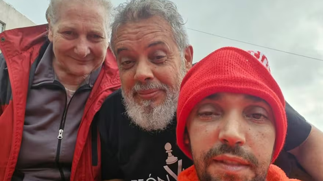 El fotógrafo Pablo Grillo salió a pasear por el hospital junto a su padre.