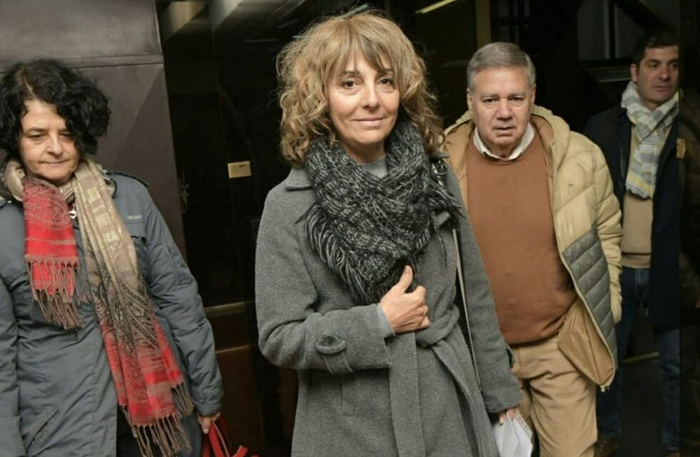 Claudia Iturbe, titular de Ampros, llega a la Subsecretaría de Trabajo a reunirse con representantes del Gobierno provincial. Foto: Orlando Pelichotti / Los Andes