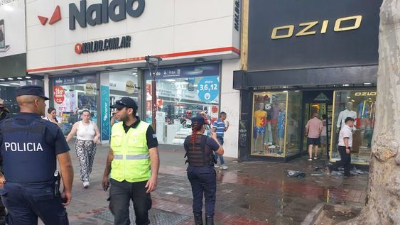 Bomberos, policías y preventores llegaron al lugar para prestar asistencia; pero el siniestro estaba controlado. | Foto: Ignacio Zavala Tello