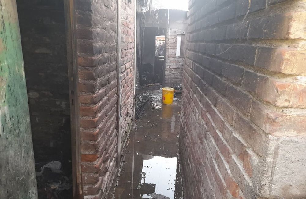 La casa quedó destrozada en un 80 por ciento y perdió gran parte del techo. El fuego se inició en una precaria estufa. Foto: Prensa Ministerio de Seguridad