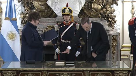 Milei le tomó juramento a Manuel Adorni como nuevo jefe de Gabinete: Vamos con todo.