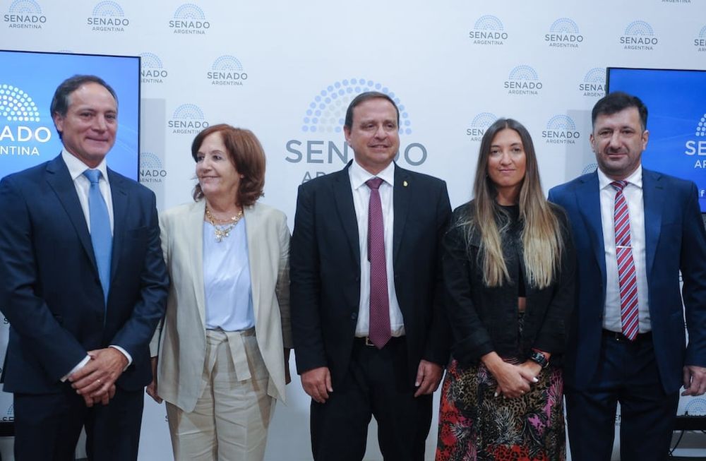 De izquierda a derecha, los senadores Espínola, Vigo, Snopek, Catalfamo y Kueider, del bloque Unidad Federal (Foto: Federico López Claro)