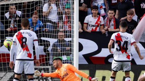 Trejo ya jugó la pelota para Isi Palazón en el insólito penal errado por Rayo Vallecano. / Gentileza.