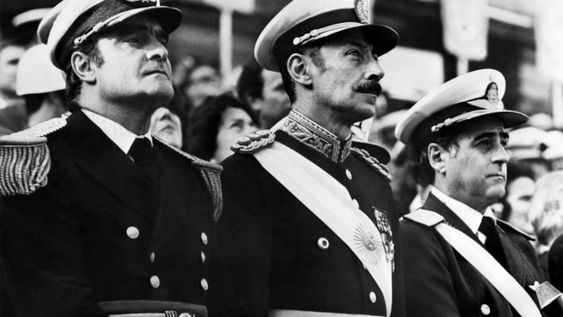 La Junta Militar que dio el golpe de Estado del 24 de marzo de 1976: Emilio Eduardo Massera (Marina), Jorge Rafael Videla (Ejército),  y Orlando Ramón Agosti (Fuerza Aérea).