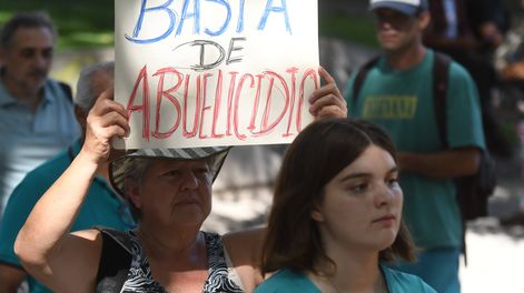 Jubilados marchan en Mendoza con apoyo de estudiantes y sindicatos. Foto: Ramiro Gomez.&nbsp;