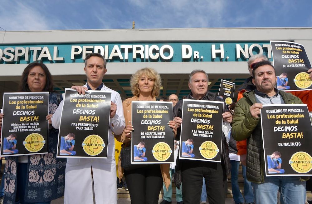 Ampros, el gremio de la salud liderado por Claudia Iturbe, despliega medidas para frenar la ley de tope salarial. Foto:  Orlando Pelichotti / Los Andes