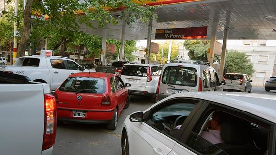 Este domingo hubo largas filas en varias estaciones de servicio de Mendoza y esto se replicó en casi todo el país. Foto: Orlando Pelichotti / Los Andes