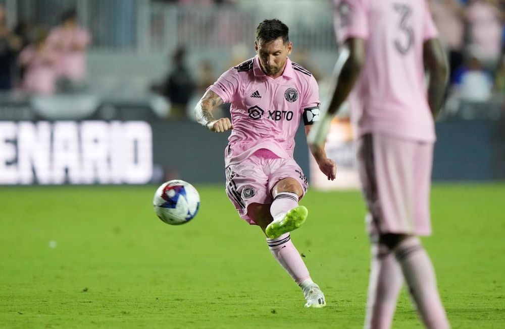 Lionel Messi ejecuta el tiro libre del 2-1 de Inter Miami ante Cruz Azul de México. (AP)