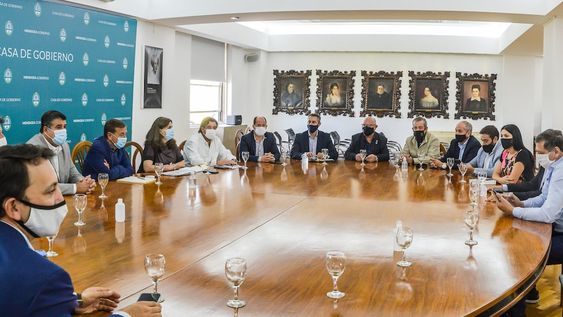 El Gobernador y sus funcionarios con los intendentes municipales. La idea es consensuar las medidas que se adopten.