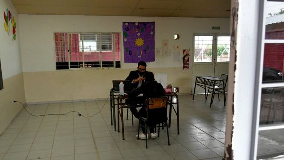 José Thomas, confirmó que el ciclo lectivo 2021 iniciará las clases el 1 de marzo del próximo año en las escuelas de Mendoza con la “mayor presencialidad posible” / Orlando Pelichotti