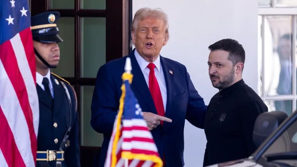 El presidente estadounidense Donald Trump (i) saluda al presidente ucraniano Volodimir Zelenski (d) a su llegada a la Casa Blanca en Washington, DC, EE.UU., 28 de febrero de 2025. EFE/Shawn Thew