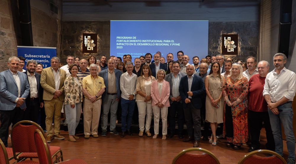 Autoridades provinciales y representantes del sector privado participaron de la firma de convenios del Programa de Fortalecimiento Institucional en La Enoteca.