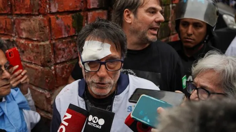 La Policía demoró al Padre Paco Olveira durante la última marcha de jubilados frente al Congreso.
