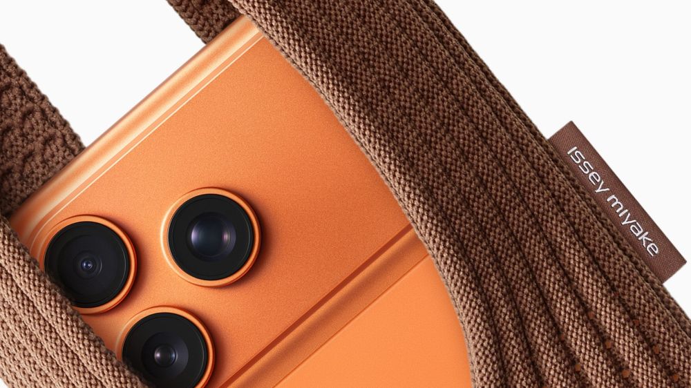 El iPhone Pocket fue diseñado por el estudio japonés Issey Miyake y presentado como un “bolsillo adicional” para el smartphone de Apple.
