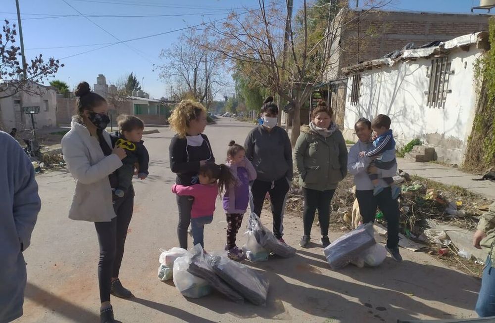 La asociación Luciérnagas ya comenzó a recibir frazadas en donación, que serán destinadas a familias carenciadas del barrio La Favorita.