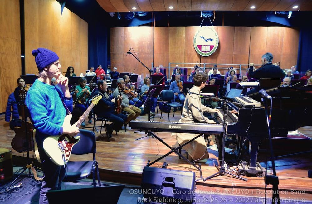 Pittella (en la foto, al piano) adelantó que subirán 270 artistas al escenario del Independencia.