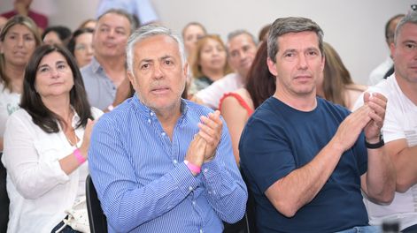El gobernador Alfredo Cornejo junto al presidente de la UCR Mendoza, Andrés Peti Lombardi, en el Congreso Partidario que definió candidaturas para concejales.&nbsp;