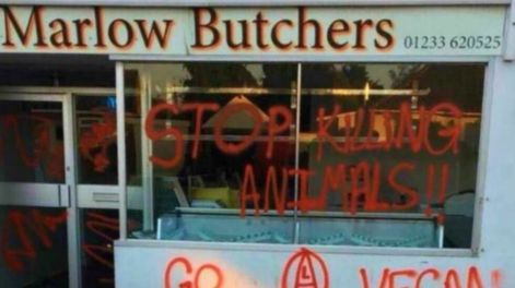 Carniceros y fiambreros de Francia exigen custodia por una ola de ataques veganos