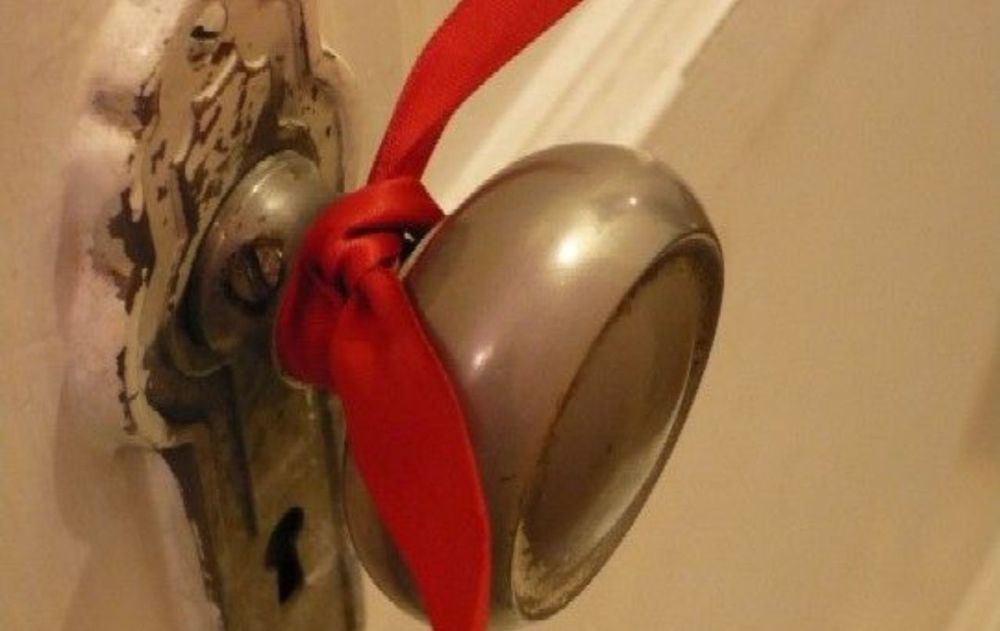 Para que funcione en casa, la cinta debe estar limpia, en buen estado y colocada con una intención clara, no por costumbre o decoración.