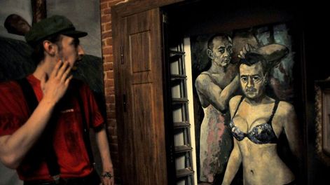 El artista ruso que pintó a Putin en ropa interior de mujer pidió asilo en Francia