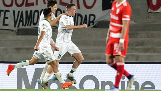 Alejandro Cabrera, volante de Banfield, festejando su gol para el 1-0 de Banfield sobre River. (Fotobaires)