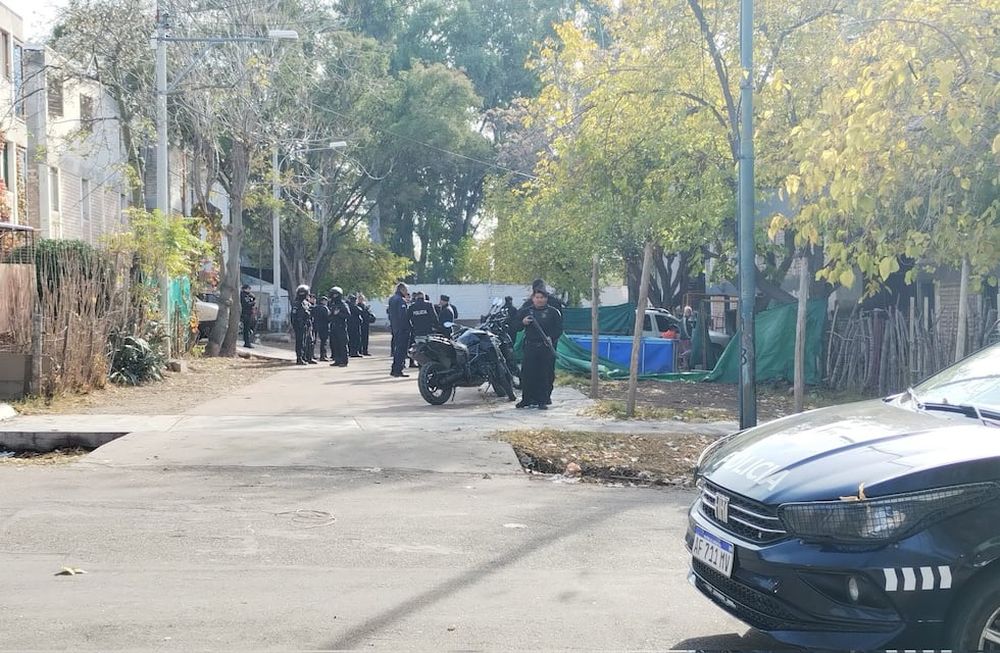 Los delincuentes fueron detenidos en el barrio Parque Sur de Godoy Cruz. Gentileza Matías Pascualetti.