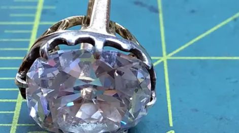 Los Andes | Compró un anillo por 8 euros y descubrió que era una joya que valía millones. Foto: Jon Bond - The Sun