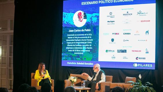 Juan Carlos de Pablo, licenciado en Economía, luego de su exposición respondió las preguntas de Soledad Gonzalez, editora de Economía de Los Andes.. Foto Los Andes