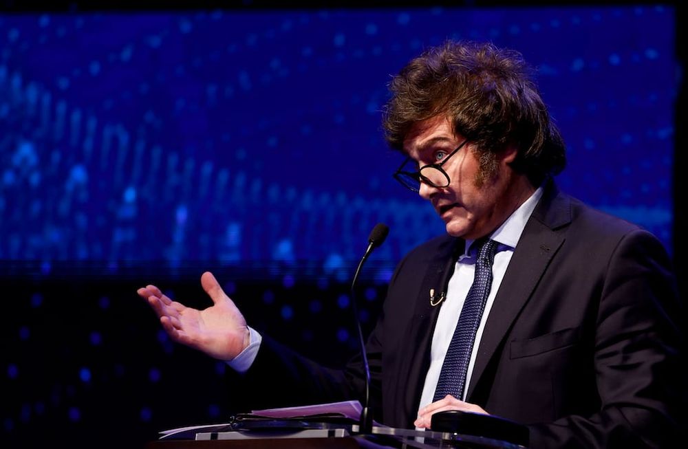 Javier Milei, de la coalición La Libertad Avanza, durante un debate entre candidatos presidenciales de cara a los comicios generales de octubre, el domingo 1 de octubre de 2023, en Santiago del Estero, Argentina. (AP Foto/Tomas F. Cuesta, Pool via AP)