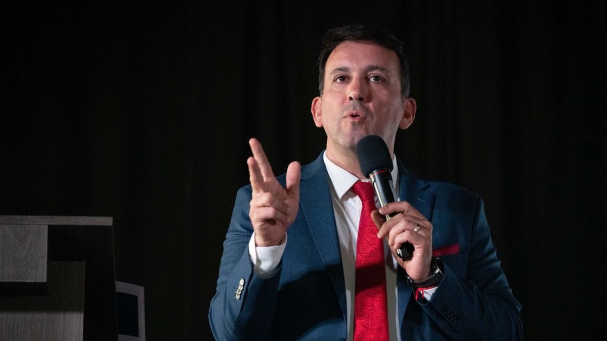 Amenazas en escuelas: imputan a un chico de 17 años por llevar una réplica de arma y a su madre por instigarlo